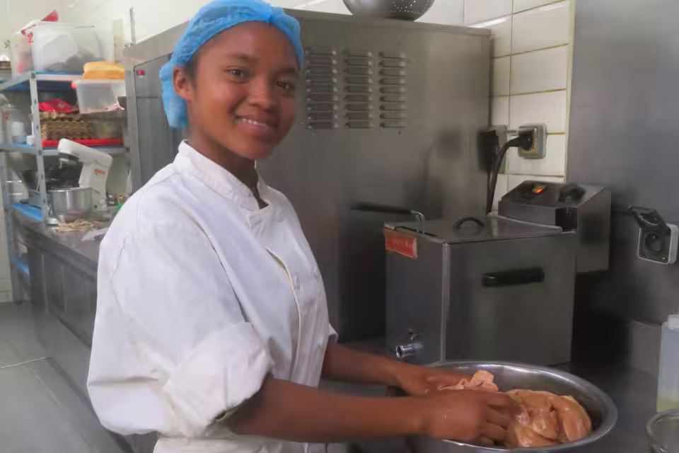 Une stagiaire de l'École de Cuisine Solidaire en immersion dans une cuisine professionnelle