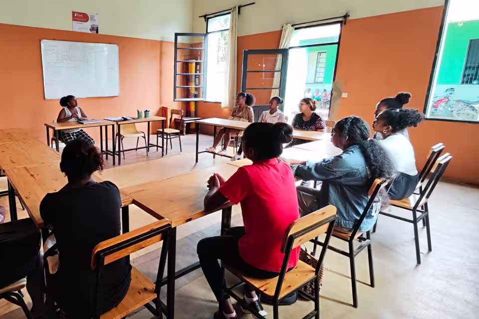 Cours théorique au Centre de Formation Solidaire en Éducateur Préscolaire, la formatrice devant le tableau