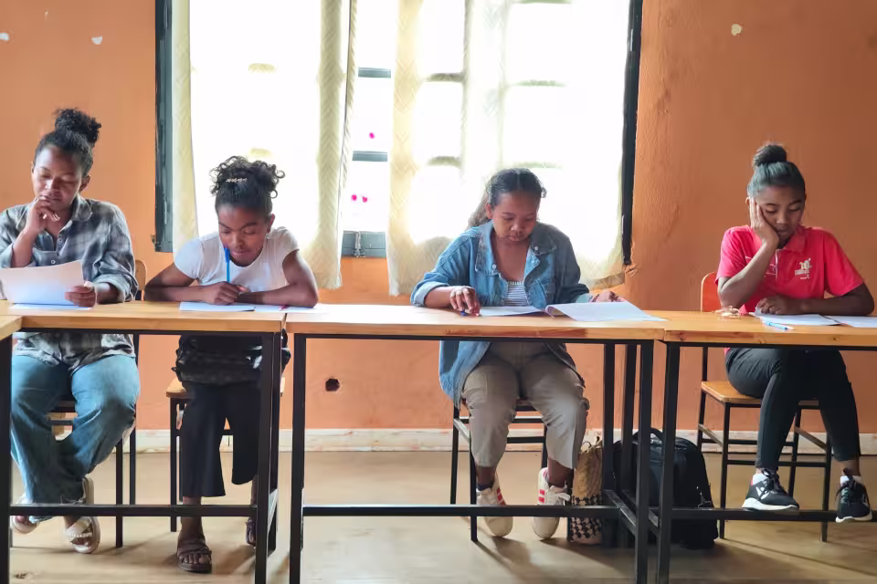 Quatre stagiaires du CFSEP composent leur épreuve écrite en salle de cours