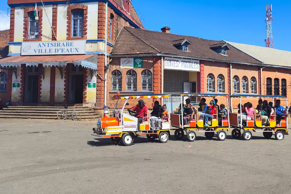 Le petit train touristique d'Antsirabe emmène les enfants de Malaza lors de l'escale du retour
