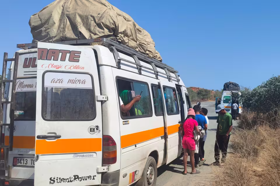 Pause sur la route de Morondava : les enfants descendent du minibus le long de la piste