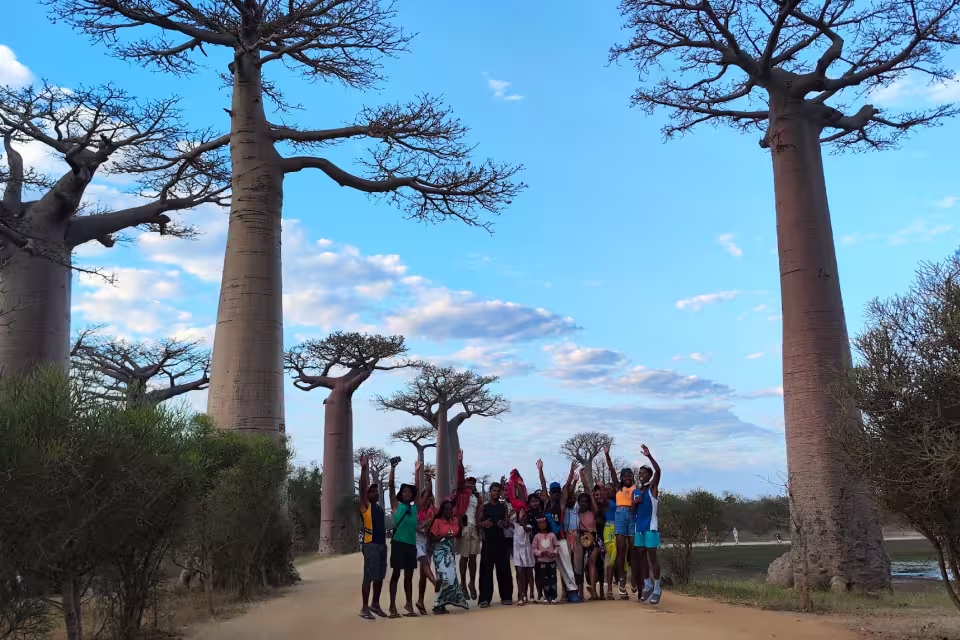 Le groupe de la colonie Aïna réuni au pied des géants de l'Allée des Baobabs, près de Morondava