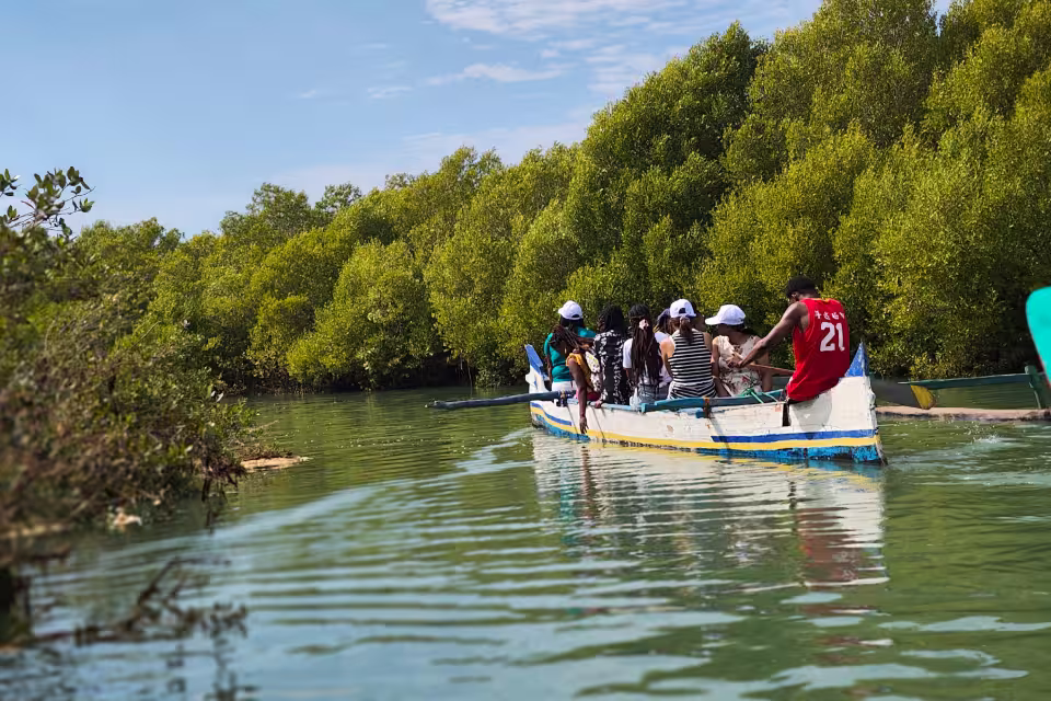 Les enfants et les jeunes d'Aïna embarqués en pirogue pour traverser la mangrove de Morondava