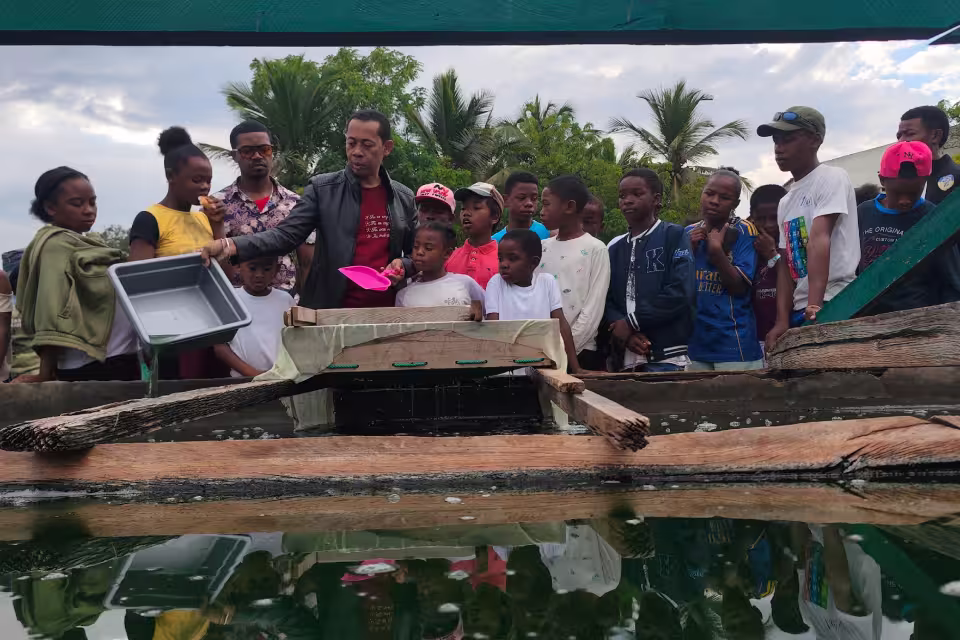 Les enfants de Malaza découvrent les bassins d'élevage de la spiruline lors de la visite de l'ECAR SPIREM