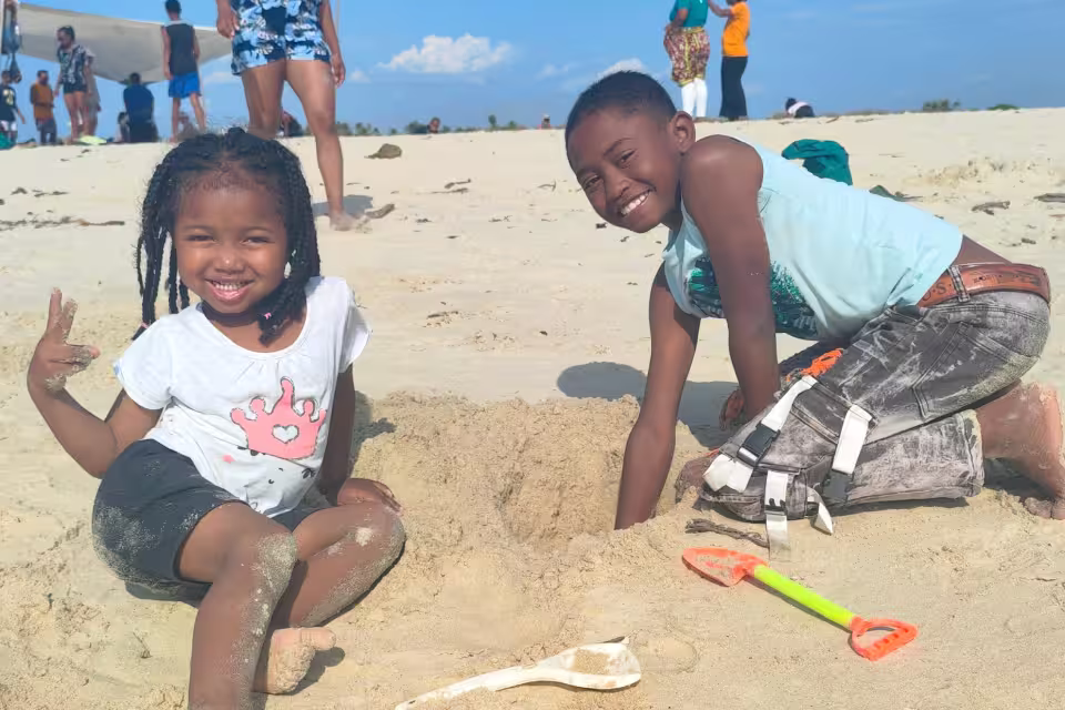 Deux enfants de Malaza creusent le sable et jouent sur la plage de Morondava