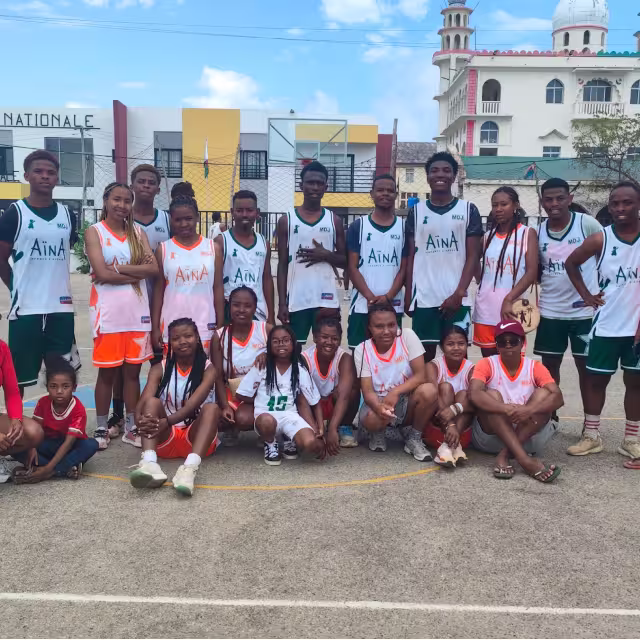 L'équipe de basketball de la Maison des Jeunes d'Aïna pose sur le terrain de Morondava
