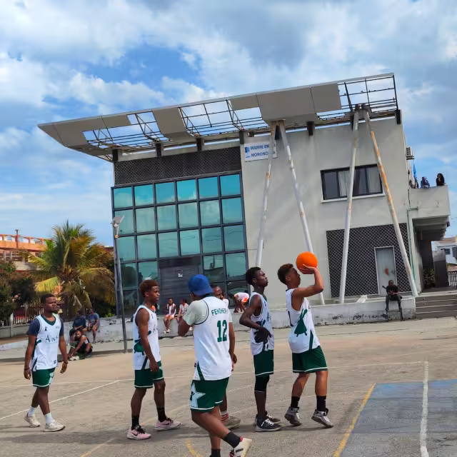 Un jeune de la Maison des Jeunes s'apprête à tirer lors du match de basketball
