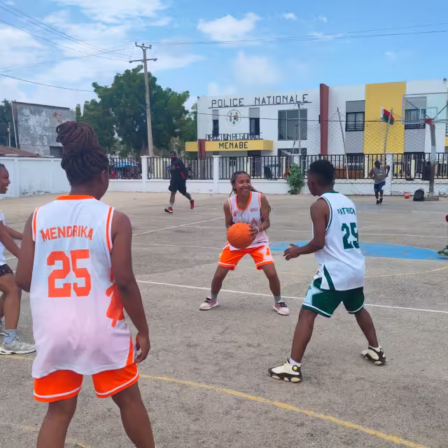 Les joueuses d'Aïna en action pendant le match amical de basketball à Morondava