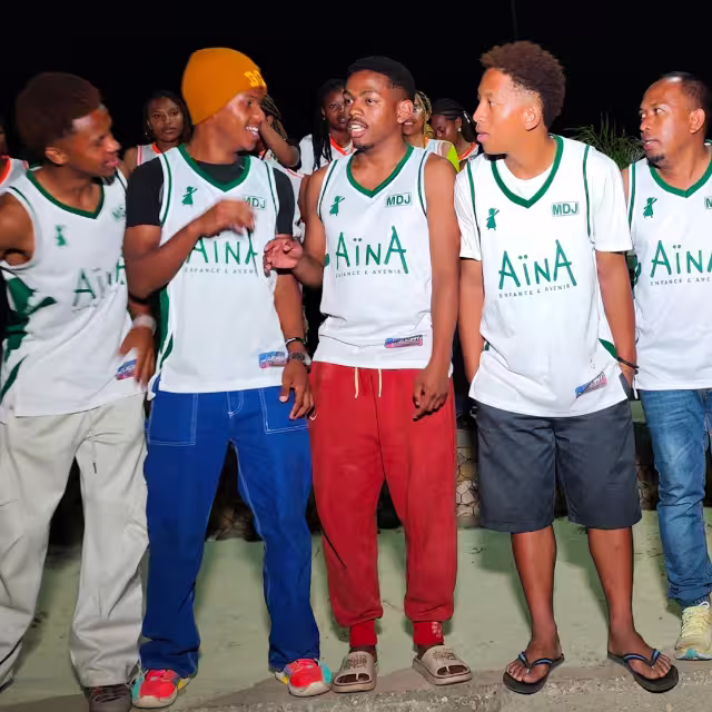 Les jeunes de la Maison des Jeunes réunis en soirée après la rencontre sportive