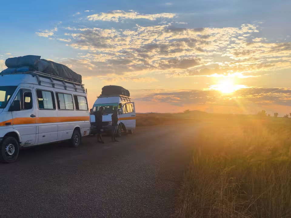Les minibus de la colonie Aïna stationnés au bord de la route au lever du soleil, sur la route de Morondava