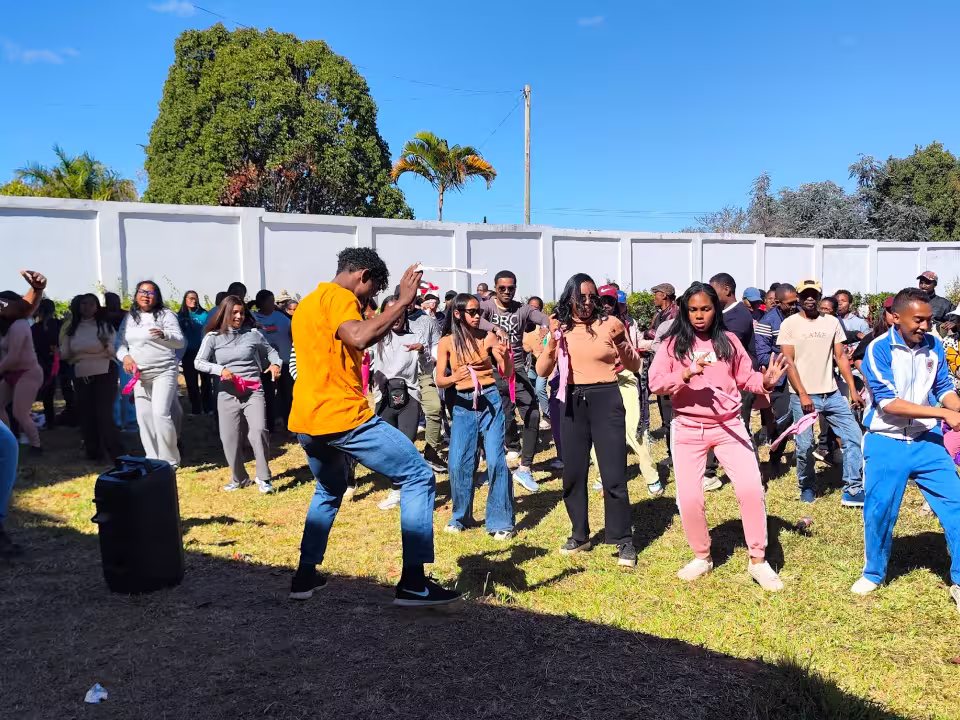Le personnel d'Aïna réuni en plein air pour un temps de danse collective lors de la journée de cohésion des équipes