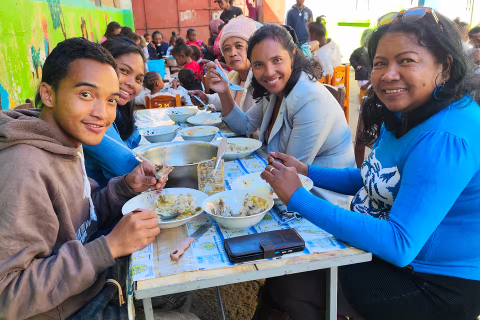 Familles et équipes éducatives partagent un repas convivial pour clôturer l'année scolaire à Laniera