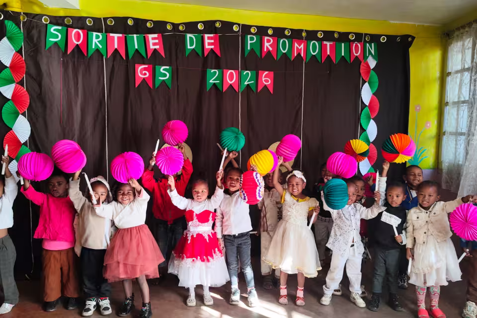 Les enfants brandissent les lampions colorés préparés pour la fête de fin d'année à Isotry