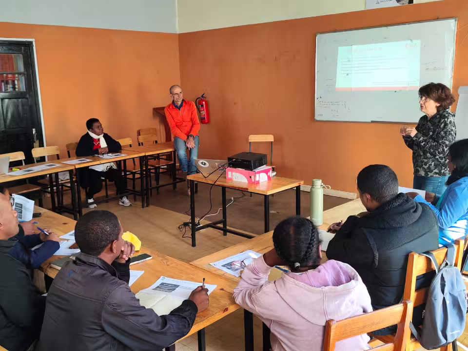 Les responsables de service d'Aïna réunis en salle pour la journée de formation à la gestion du temps, face à la présentation projetée