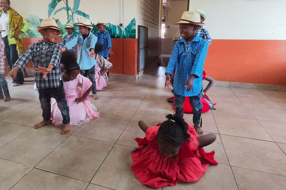 Les enfants d'Aïna en costume traditionnel malgache présentent une danse d'accueil aux élèves du Lycée Lacordaire